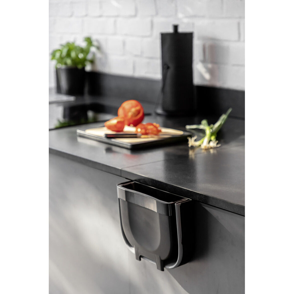 Cubo de basura para puerta de armario Wenko Fago 55028100 5 L Negro Plegable - Imagen 4